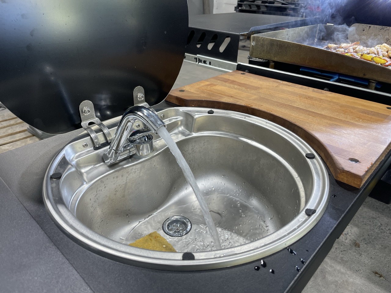 キャンピング用クッキングキッチン Mega Mikes